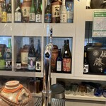 Shimbashi Nitaka - バックバーには焼酎有名どころがずらり。