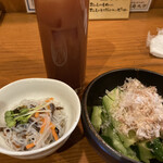 別府丸万 - 2021年12月2日　お通しとたたききゅうりとカシスオレンジ