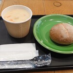 FLATWHITE COFFEE FACTORY - スープセット(全粒粉パン)638円
