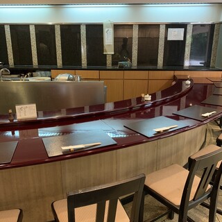 モダンでスタイリッシュな店内