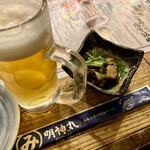 藁焼き鰹たたき 明神丸 - 生ビールに突出し