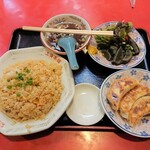 上海菜館 - 海鮮炒飯と半餃子とピータン