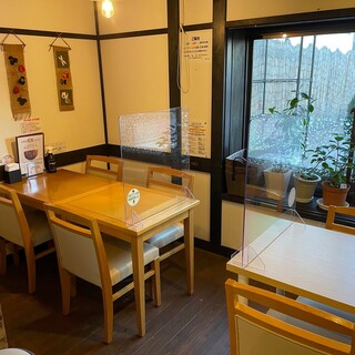 お店は奥行きが有り、奥の区分け席で10名程度まとめて座れます。