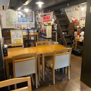 コロナ対策等で、アクリル・ビニールシート等でそれぞれの席を仕切って居ます。