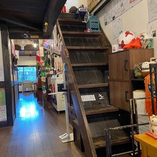古民家らしく、懐かしい急な階段が店の中心に在ります。