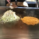 Okonomiyaki To Teppanyaki Dandan - 麺はしっかりと焼いてます