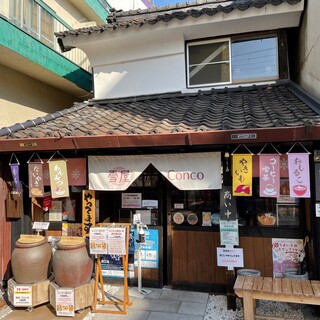 入り口横には、白木の縁台が在り、入店待ち・屋外喫食に活用されています。