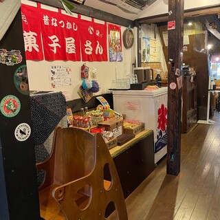 店の中央には、駄菓子コーナーが有ります。全て10円で販売し、お代は集金箱へ！