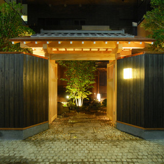 Kagurazaka-like entrance. Perfect for a date.