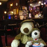 ボキらもお店にあわせて、ホームズの衣装にお色直したんだよ。今まで黙ってたけど、実はボキらもシャーロキアンなの！(恰好だけ)
          