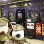 ボキらがランチを食べにやってきたのは大阪駅前第１ビル地下１階にあるこのお店、『英国パブシャーロックホームズ』。