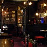 お店の内装も古い時代の英国パブのイメージで、ホームズにぴったりだね。
          