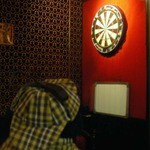 英国パブ シャーロックホームズ - 店内にはダーツもあるんだよ。ボキもやってみたいな～