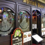 お店の窓ガラスに、シャーロックホームズの作者のアーサー・コナン・ドイルやホームズやワトソンの絵が描いてあるよ。シャーロキアンにはたまらないお店だよね～