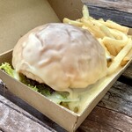 MASAJIRO BURGER - 【とろとろチーズ＆ポテト 750円(税込)】とろチーバーガー