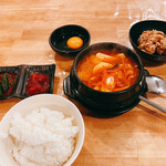 創作韓国料理 朴's kitchen - グツグツ煮立った状態で登場！