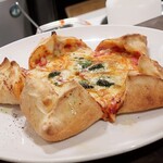 トリワイン ＰＩＫＯＳＨＨＨＵ - 星形！！Stella Pizza ～マルゲリータとサルシッチャミンチのカルツォーネのハーフピザ～