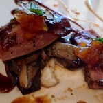 シャトー　ラ・パルム・ドール - 鴨肉の下には香ばしいきのことりんごのコンポート？
      香ばしさとりんごの甘み酸味が鴨肉と組み合わさり、
      より旨く感じる