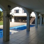 シャトー　ラ・パルム・ドール - エントランスルームから中庭に出てきた。左側正面が店内となる