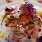 シャトー　ラ・パルム・ドール - 大きな帆立のグリエにアワビ、イクラ、ズワイガニ！
      子っちの方がお魚メインかと思えてしまう豪華なラインナップ！
      味わいも複合した味わいで口の中で色々と広がるんだよねえ！