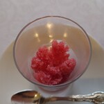 シャトー　ラ・パルム・ドール - フランボワーズのグラニテ　魚料理と肉料理の変わり目に舌の味をリセットできる。デザートとしてもスッキリしてて旨い！