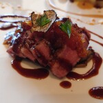 シャトー　ラ・パルム・ドール - フランス産シャラン鴨は柔らかく、甘みと酸味あるりんごのコンフィチュールソース、マデラ酒ソースの酸味が組み合わさってこれは旨い！組み合わせの勝利！