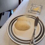 シャトー　ラ・パルム・ドール - パンは温かくて美味しいし、このお店バターは結構良い品使ってるだろうと実感できる味わい！