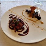 シャトー　ラ・パルム・ドール - 肉料理　手前がフランス産シャラン鴨のロースト。奥がフォアグラとじゃがいものグラタンなど