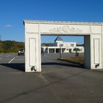 シャトー　ラ・パルム・ドール - 正面ゲートと駐車場　駐車場はだだっ広い！