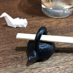 朝めし酒場 ナニコレ食堂 - 箸置き？