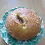 はっぱねっこベーカリー - 焼きカレーパン１３０円、こくのある美味しいカレーの入ったパンですよ、一番最初にパクリです。
             