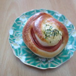 Happa Nekko Bekari - つぼみパン９０円、ロースハムの入ったパン、マヨネーズが味を調えてますよ。
       