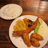 グリル 小松屋 - エビフライとカキフライ盛り合わせ1650円