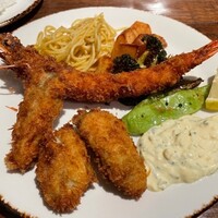 グリル 小松屋 - スレンダーなエビちゃんと不揃いのカキ達