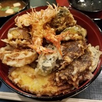 天ぷら 天源 - 活海老野菜天丼(2,500円)　活海老2尾と野菜は ………… カボチャ、椎茸が二つ、ブロッコリー、アスパラ、ズッキーニ、さつまいも、レンコン、オクラ、茄子