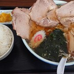 甘太郎商店 - 料理写真:チャーシュー麺大盛りとライス