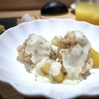 小野の離れ 博多本店 - ◆離れの日替わりおかず・・鶏唐揚げのチーズフォンデュ風。 唐揚げは3個、下味が浸みています。軽いチーズ風味のソース。ソースの味わいは普通ですが、唐揚げは美味しい。