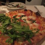 マリナーラ(rosso)、生ハムとルッコラ(bianco)のmeta meta.