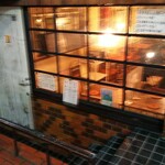 163520502 - 半地下にある店内からは橙色の灯りが漏れていて雰囲気良しです。