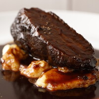 Beef cheeks stewed in red wine , Burgundy style