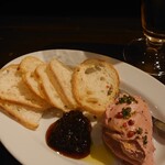 クロッキオ - 鶏レバーのムース(バケット付)750円