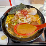 ラーメン スリーエスオー - 赤味噌のスープはよりコクが有り、魚介出汁も強めなのか濃く感じられます。