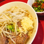 ラーメン二郎 - ラーメン半分＋ニンニク多め＋青ネギ