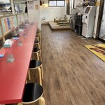 ラーメン もっけだの - カウンター席、小上がり席