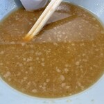 ラーメン もっけだの - ラーメン普通ニンニクマシマシヤサイマシのスープ