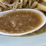 ラーメン もっけだの - ラーメン普通ニンニクマシマシヤサイマシのスープ