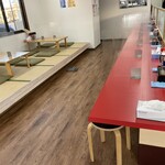 ラーメン もっけだの - カウンター席、小上がり席