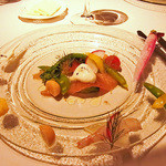 自家製スモークサーモンと地場の旬野菜