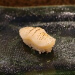 にぎり鮨 一五〇 - 炙り帆立