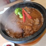 Garyuu - 石焼牛すじカレー単品850円(税込)
                        凄まじい勢いでカレーに開いた穴から湯気が吹き出してるヽ(ヽﾟﾛﾟ)ﾋｨｨｨ!
                        カレーはスパイスが効いていて、トマトの旨味も凝縮されていて牛すじもマジで美味しい♪